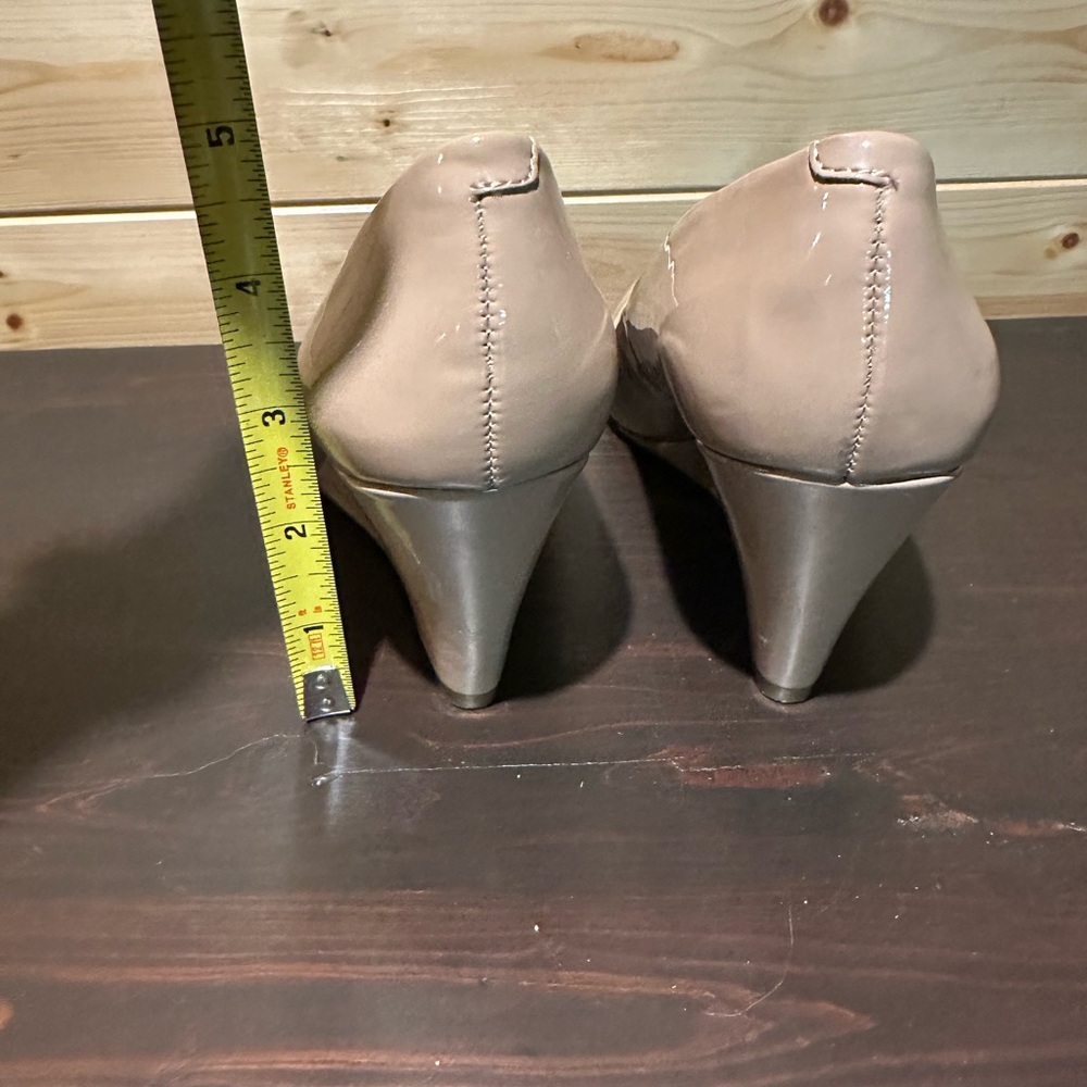 Brand NWOT Jessica Simpson beige patent leather wedge size 36 / 6 - Picture 3 of 6